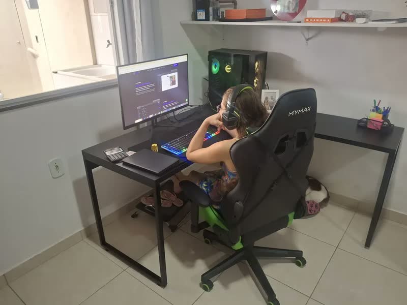 foto de Mesa De Escritório Em L Estilo Industrial 1,50x1,50m Kuadra