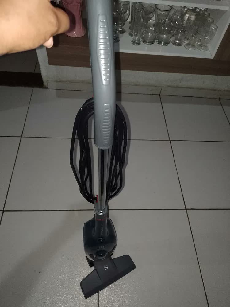 foto de Aspirador de Pó Vertical com Fio Electrolux 1100W 2 em 1 Filtro HEPA Azul (STK13A)