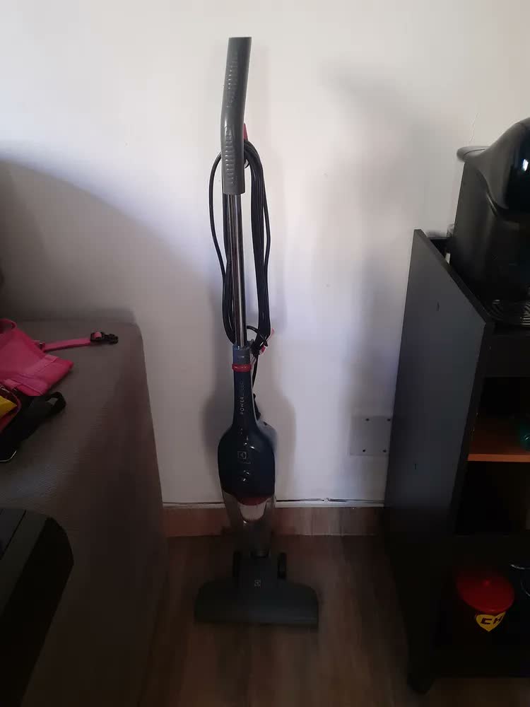 foto de Aspirador de Pó Vertical com Fio Electrolux 1100W 2 em 1 Filtro HEPA Azul (STK13A)
