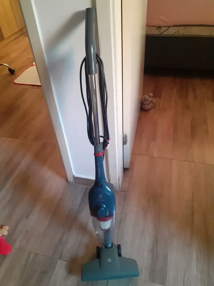 foto de Aspirador de Pó Vertical com Fio Electrolux 1100W 2 em 1 Filtro HEPA Azul (STK13A)