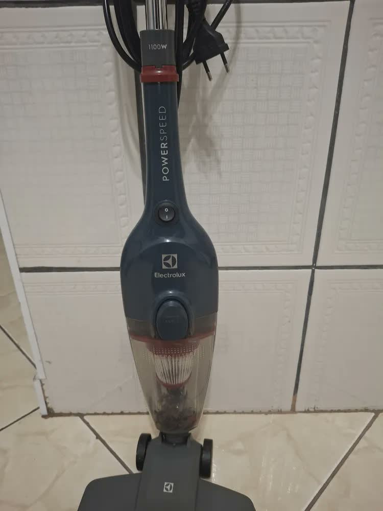 foto de Aspirador de Pó Vertical com Fio Electrolux 1100W 2 em 1 Filtro HEPA Azul (STK13A)