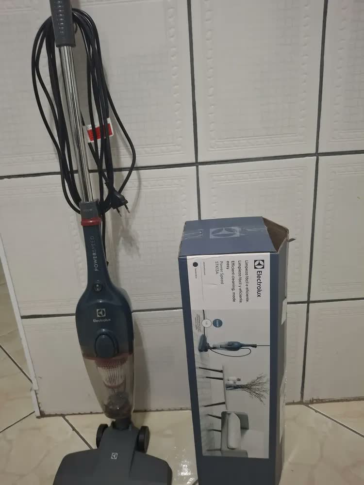 foto de Aspirador de Pó Vertical com Fio Electrolux 1100W 2 em 1 Filtro HEPA Azul (STK13A)