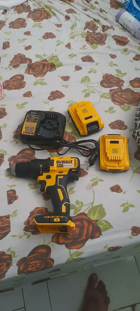 foto de Furadeira e Parafusadeira DEWALT DCD7771D2 Com Carregador Bivolt, 2 Baterias 2 Ah