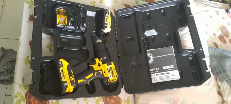 foto de Furadeira e Parafusadeira DEWALT DCD7771D2 Com Carregador Bivolt, 2 Baterias 2 Ah