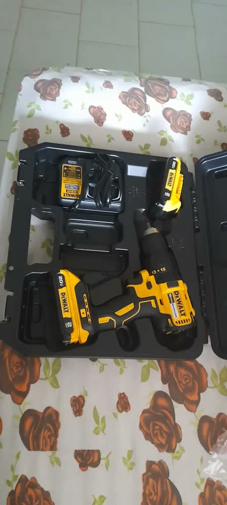 foto de Furadeira e Parafusadeira DEWALT DCD7771D2 Com Carregador Bivolt, 2 Baterias 2 Ah