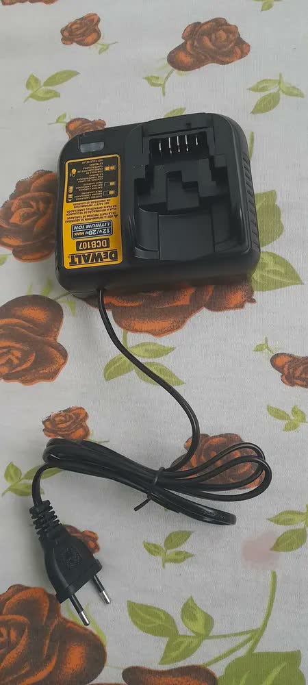 foto de Furadeira e Parafusadeira DEWALT DCD7771D2 Com Carregador Bivolt, 2 Baterias 2 Ah