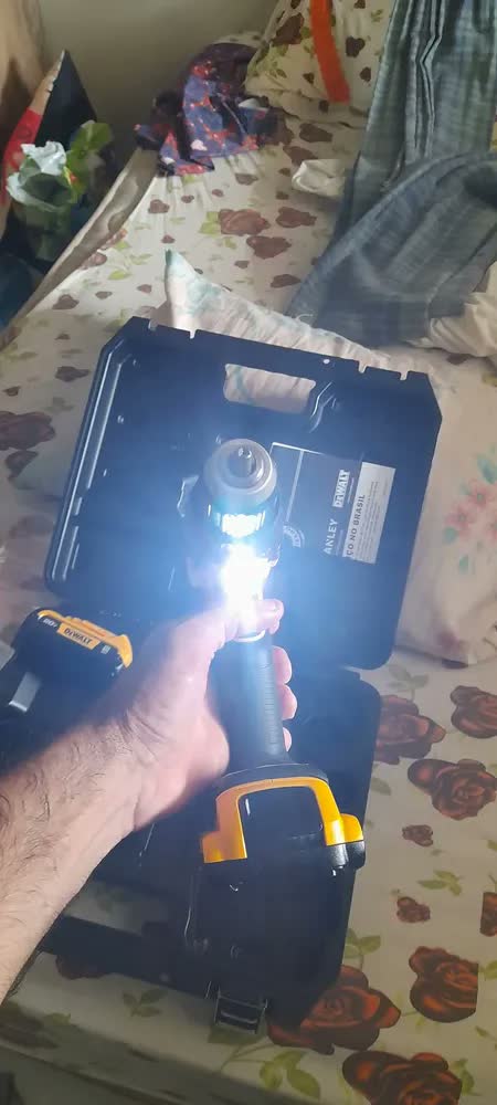 foto de Furadeira e Parafusadeira DEWALT DCD7771D2 Com Carregador Bivolt, 2 Baterias 2 Ah