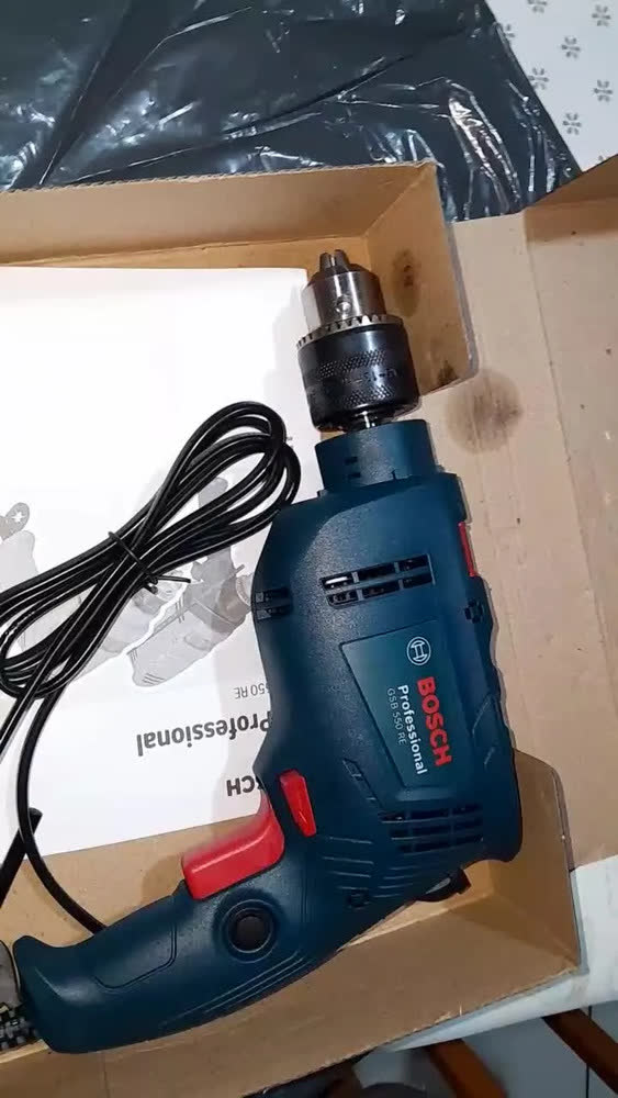 foto de Furadeira martelete elétrica de 13mm Bosch GSB-550 550W com caixa de papelão