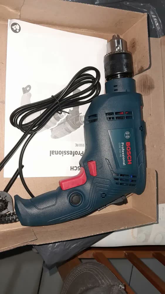 foto de Furadeira martelete elétrica de 13mm Bosch GSB-550 550W com caixa de papelão