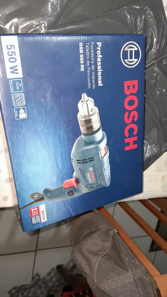 foto de Furadeira martelete elétrica de 13mm Bosch GSB-550 550W com caixa de papelão