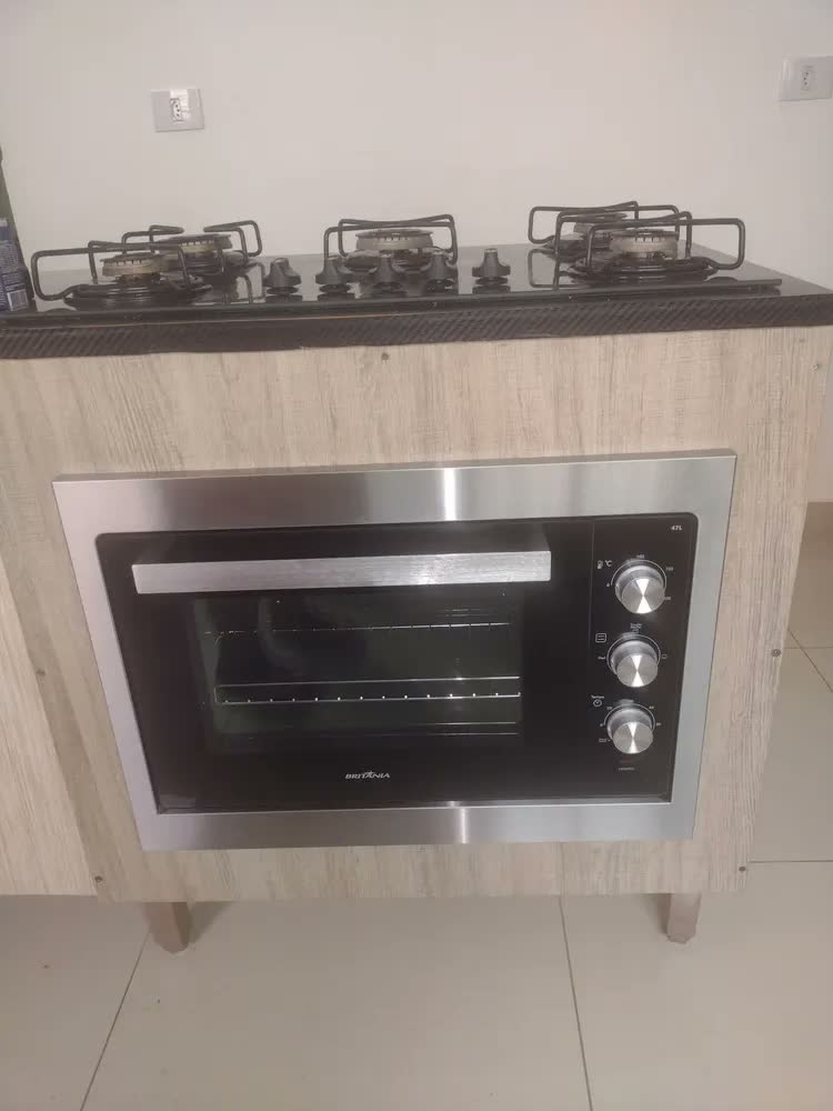 foto de Forno de embutir elétrico Britânia BFE47P 47L aço inox