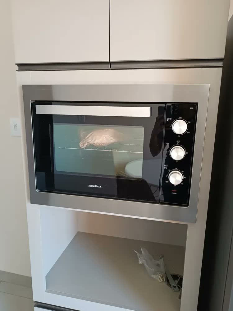 foto de Forno de embutir elétrico Britânia BFE47P 47L aço inox