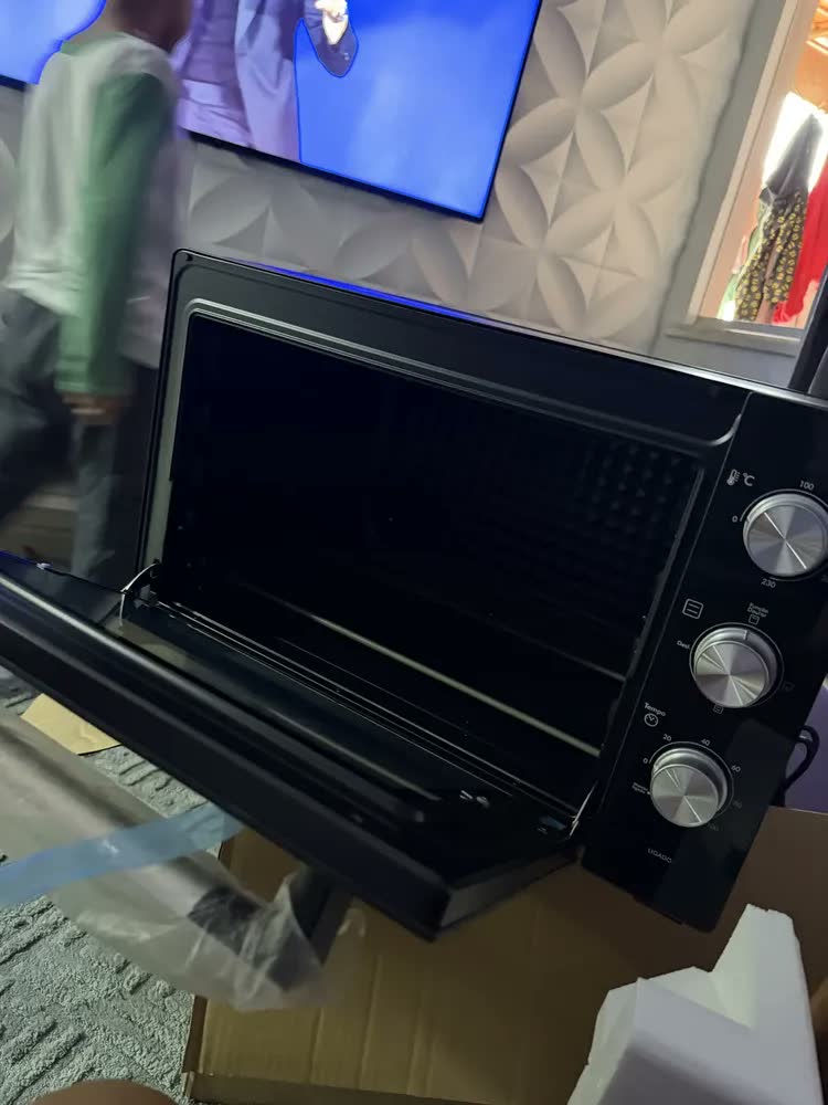 foto de Forno de embutir elétrico Britânia BFE47P 47L aço inox
