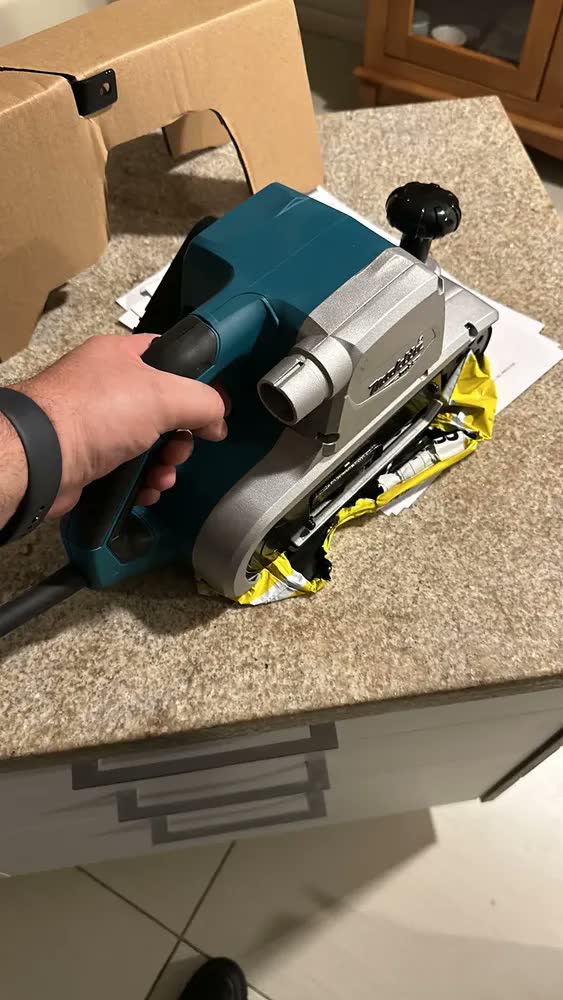 foto de Lixadeira de Cinta 940W Industrial M9400B Makita