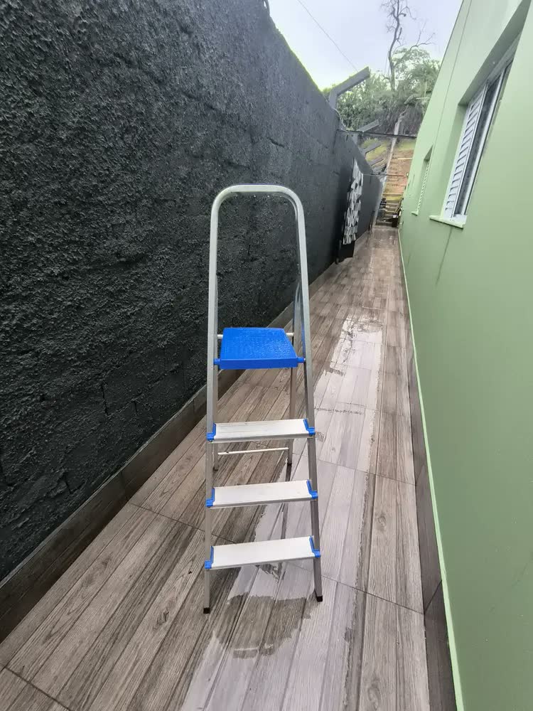 foto de Escada Alumínio Doméstica 4 Degraus Reforçada Real Escadas Cor Prateado/Azul