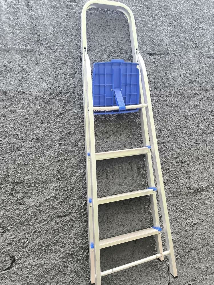 foto de Escada Alumínio Doméstica 4 Degraus Reforçada Real Escadas Cor Prateado/Azul