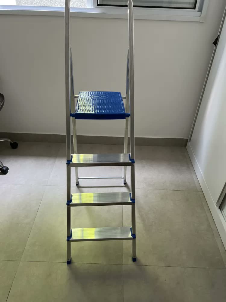 foto de Escada Alumínio 4 Degraus MOR Prateado/Azul