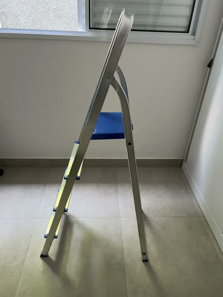 foto de Escada Alumínio 4 Degraus MOR Prateado/Azul