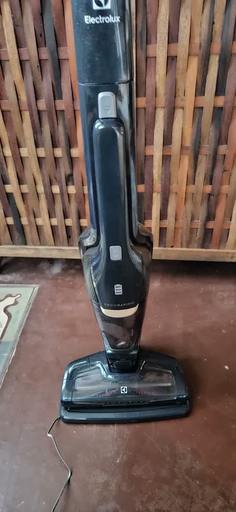 foto de Aspirador de Pó Vertical ERG28 18V Ergorapido Electrolux sem Fio 2 em 1 Luz LED até 45 min ERG28 - Bivolt