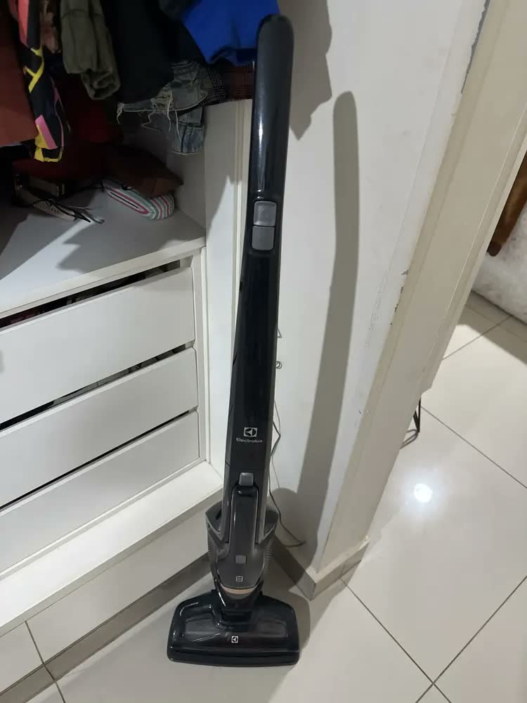 foto de Aspirador de Pó Vertical ERG28 18V Ergorapido Electrolux sem Fio 2 em 1 Luz LED até 45 min ERG28 - Bivolt