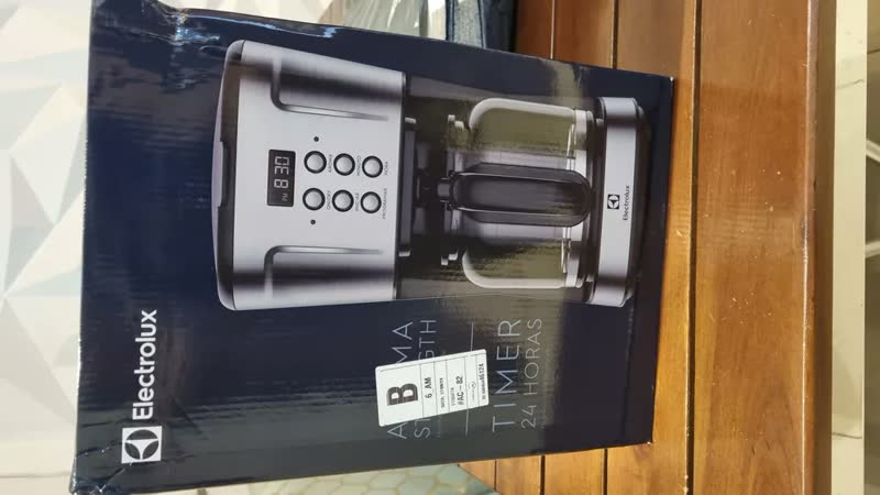foto de Cafeteira Elétrica Electrolux Digital 38 Xícaras Experience Programável com Timer Cor Inox ECM30