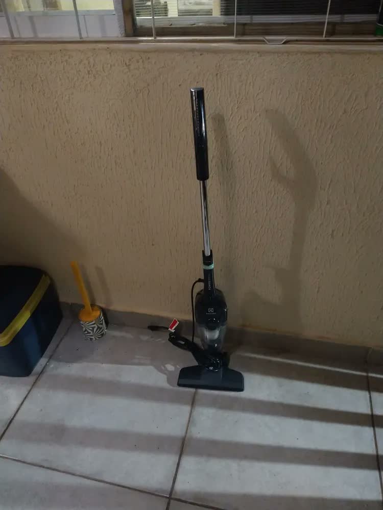 foto de Aspirador de Pó Vertical Electrolux 1.100W cabo de 5m portátil de mão 2 em 1 potente com capacidade 1,2L filtro HEPA preto