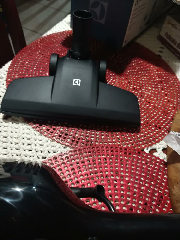 foto de Aspirador de Pó Vertical Electrolux 1.100W cabo de 5m portátil de mão 2 em 1 potente com capacidade 1,2L filtro HEPA preto