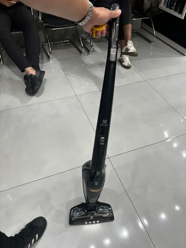 foto de Aspirador de Pó Vertical Electrolux 14,4V Ergorapido sem Fio 2 em 1 Luz LED ERG24N - Bivolt