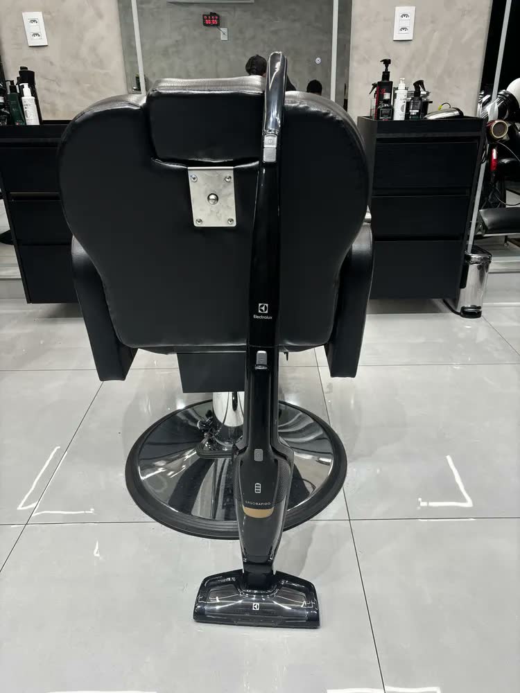 foto de Aspirador de Pó Vertical Electrolux 14,4V Ergorapido sem Fio 2 em 1 Luz LED ERG24N - Bivolt