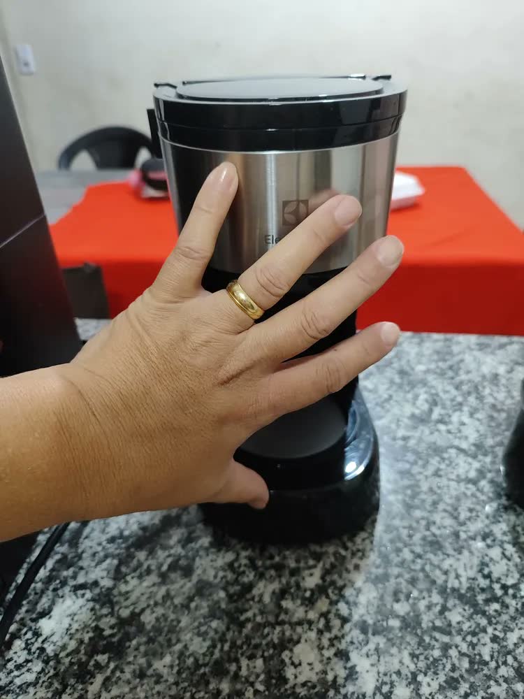 foto de Cafeteira elétrica Electrolux inox filtro permanente removivel corta pingos capacidade 600ml 15 xicaras função manter aquecido sistema ECM10