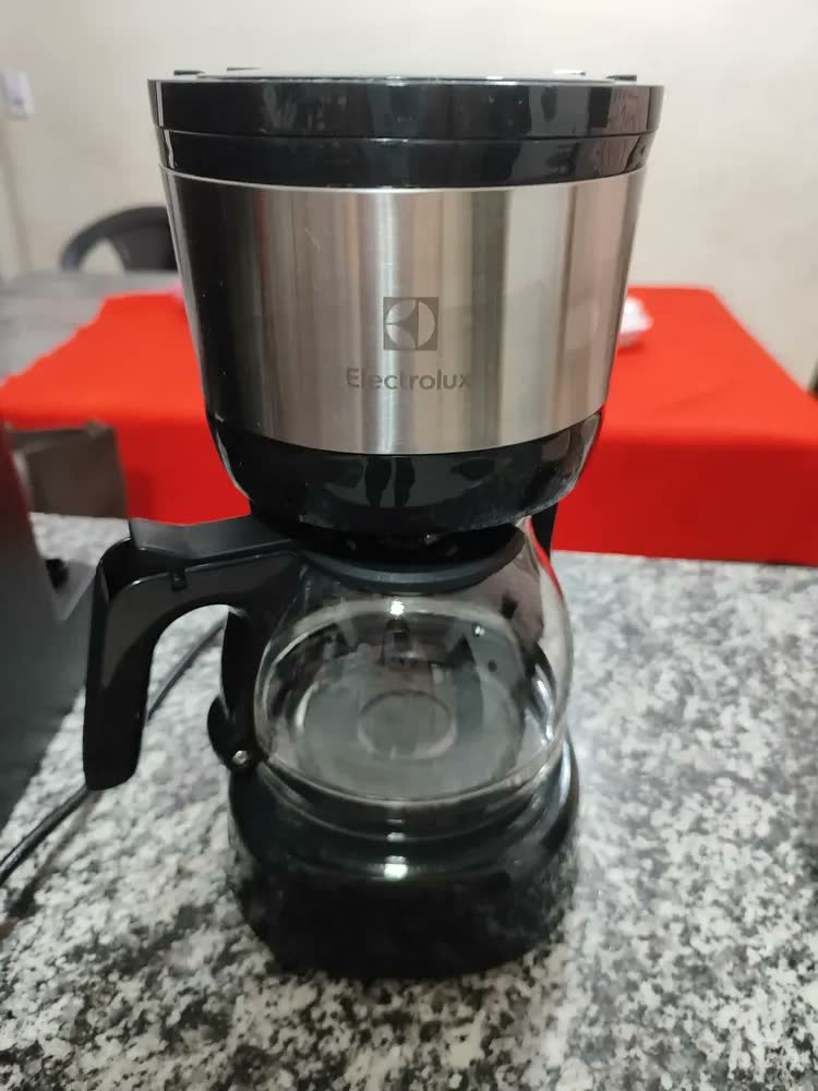 foto de Cafeteira elétrica Electrolux inox filtro permanente removivel corta pingos capacidade 600ml 15 xicaras função manter aquecido sistema ECM10