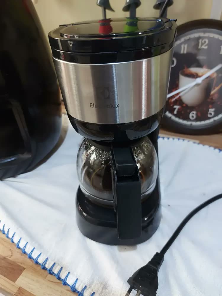 foto de Cafeteira elétrica Electrolux inox filtro permanente removivel corta pingos capacidade 600ml 15 xicaras função manter aquecido sistema ECM10