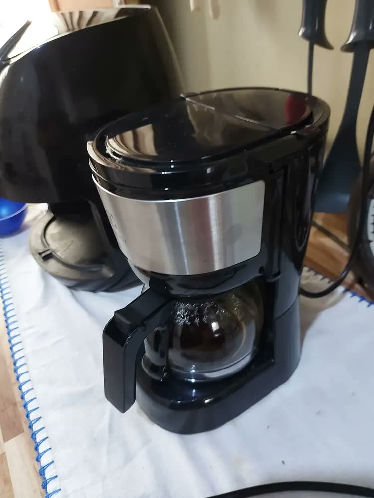 foto de Cafeteira Elétrica Electrolux Jarra vidro, acabamento inox filtro Permanente Removível Sistema Corta Pingos Capacidade 15 xicaras 600ml ECM10​