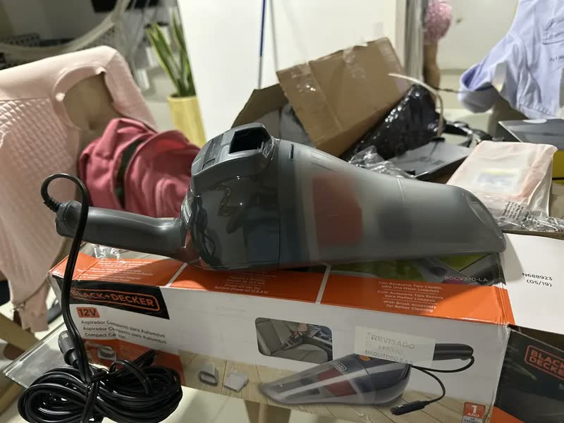 foto de Aspirador de Pó Elétrico e Portátil Black Decker, Modelo BDCV370, Ideal para Automóveis com Ação Ciclônica,