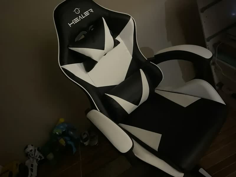 foto de Cadeira Gamer Lancer Preta e Branca Healer