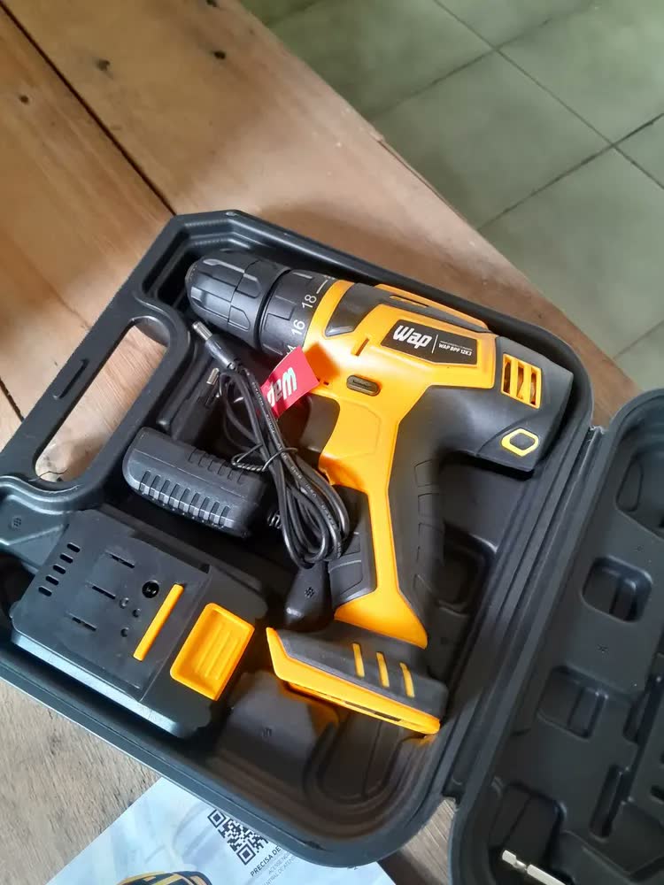 foto de Parafusadeira Furadeira Sem Fio 12V WAP BPF 12K3 Kit Maleta