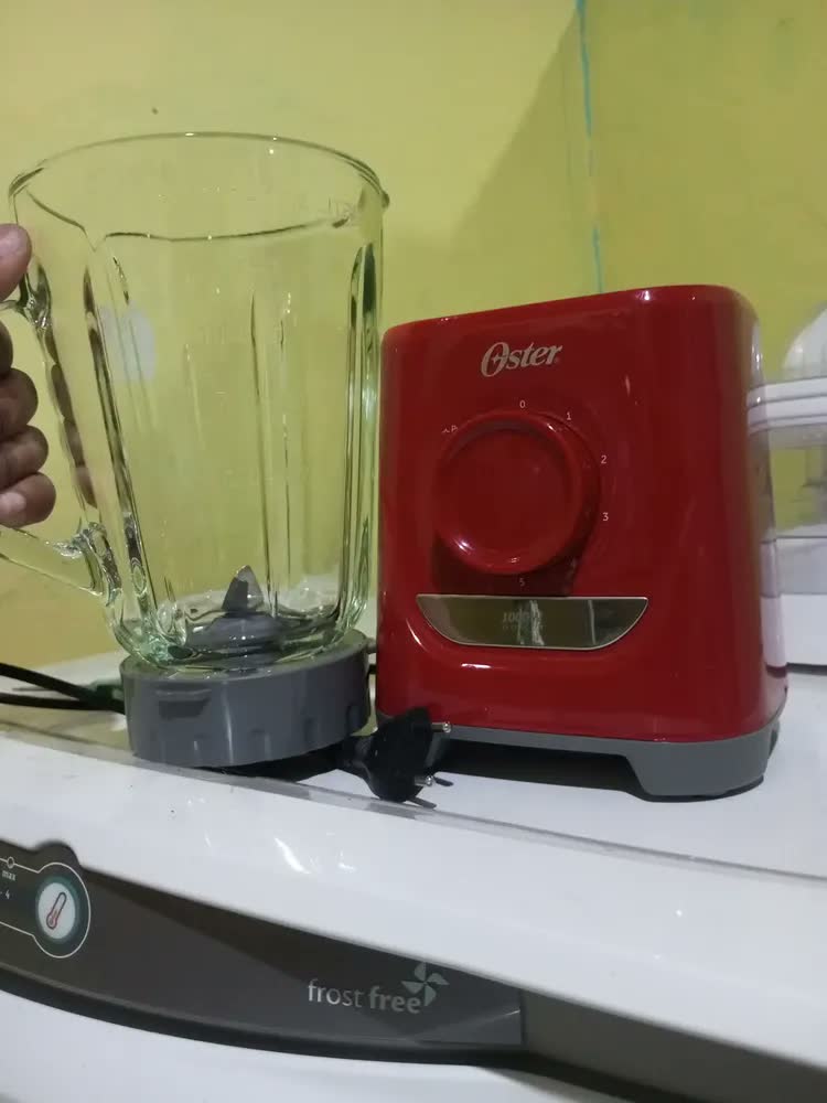 foto de Liquidificador Oster Power 1,7L 1.000W Vermelho OLIQ501