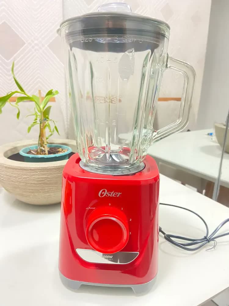 foto de Liquidificador Oster Power 1,7L 1.000W Vermelho OLIQ501