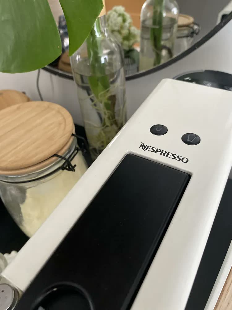 foto de Cafeteira Nespresso Essenza Mini Preta 127V