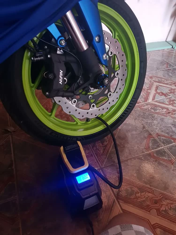 foto de Compressor de Ar Elétrico Portátil Vonder CAV 150 120W