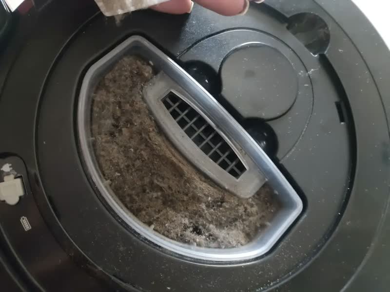 foto de Robô Aspirador de Pó WAP ROBOT W100C - 3 em 1 Varre Aspira e Passa Pano, Sensor Antiqueda e de Impacto
