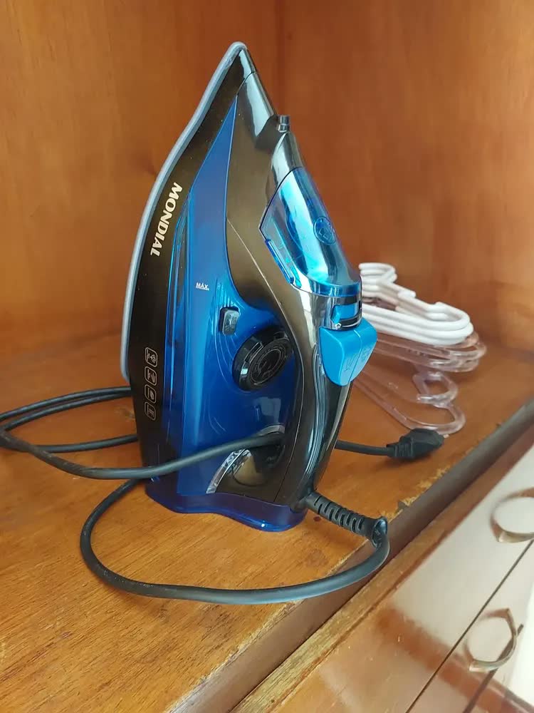 foto de Ferro A Vapor F-53 1200w Preto E Azul Mondial