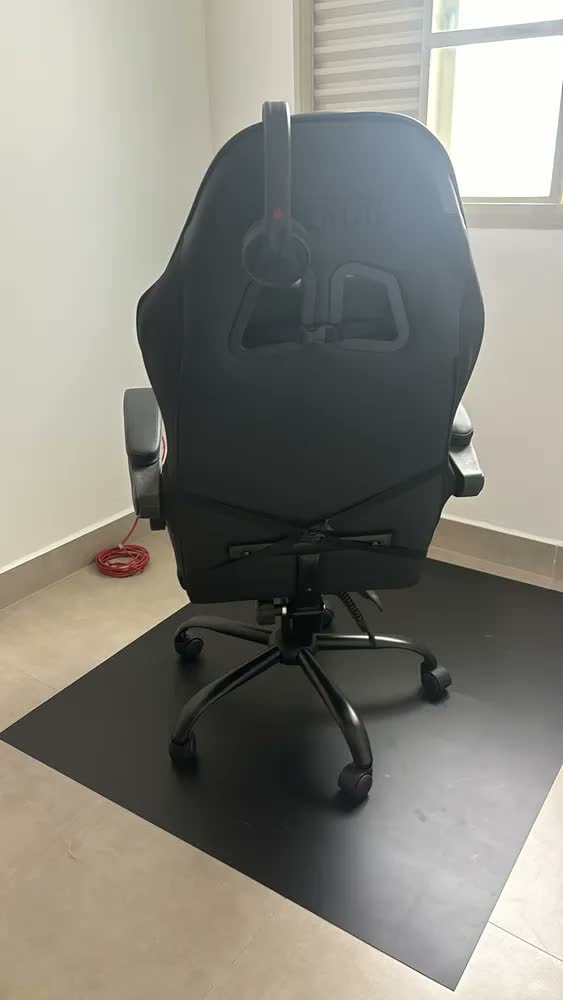 foto de Cadeira de escritório TGT Heron TGT-HR gamer ergonômica vermelha com estofado de couro sintético