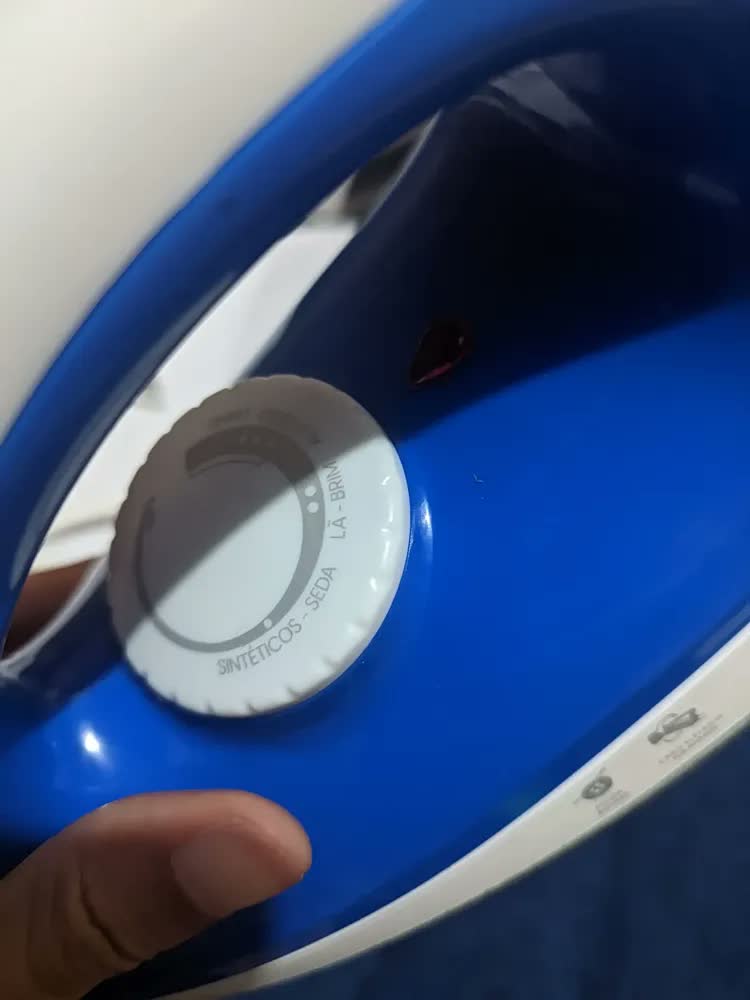 foto de Ferro De Passar Roupas Seco Antiaderente Elgin 110v - Branco