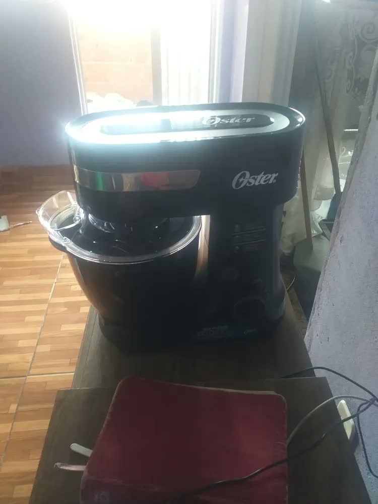 foto de Batedeira Planetária Oster OBAT630 Preta com Tigela de 4 L e 800 W