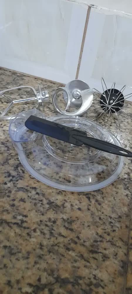 foto de Batedeira Planetária Oster OBAT630 Preta com Tigela de 4 L e 800 W