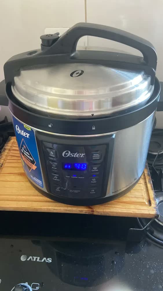 foto de Panela de Pressão Elétrica Digital 5L Oster OPAN920
