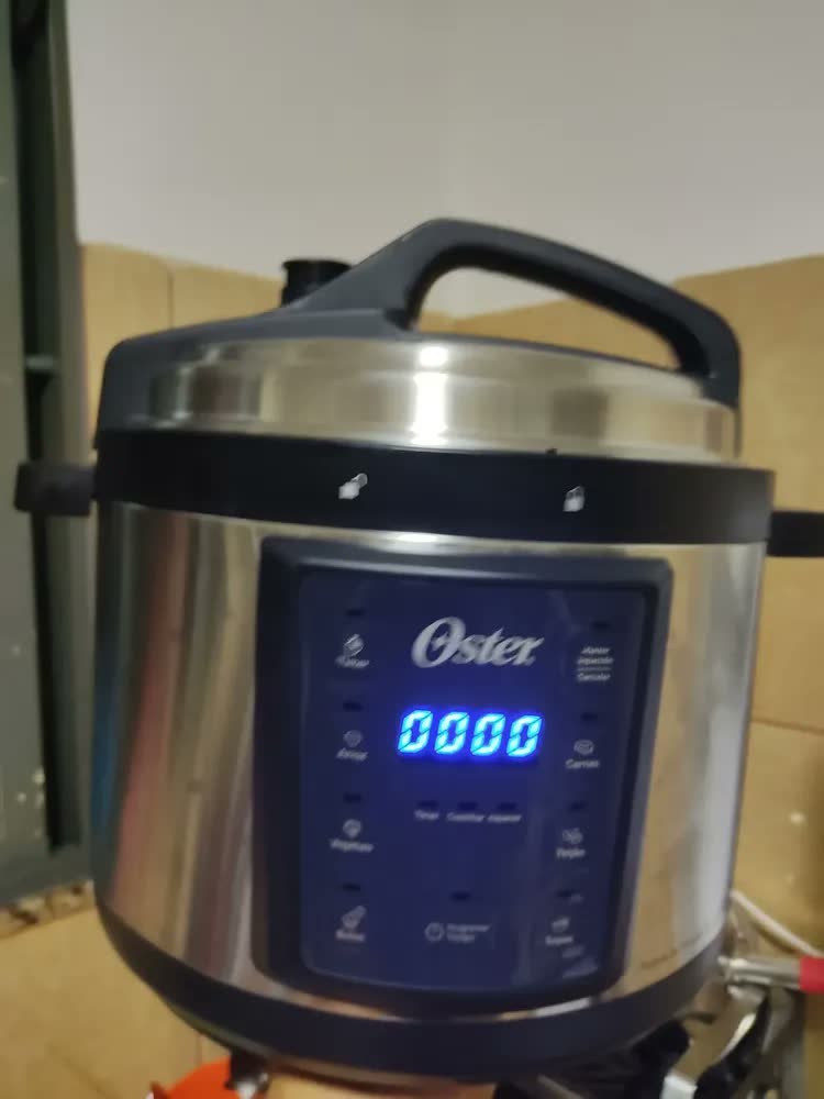 foto de Panela de Pressão Elétrica Digital 5L Oster OPAN920
