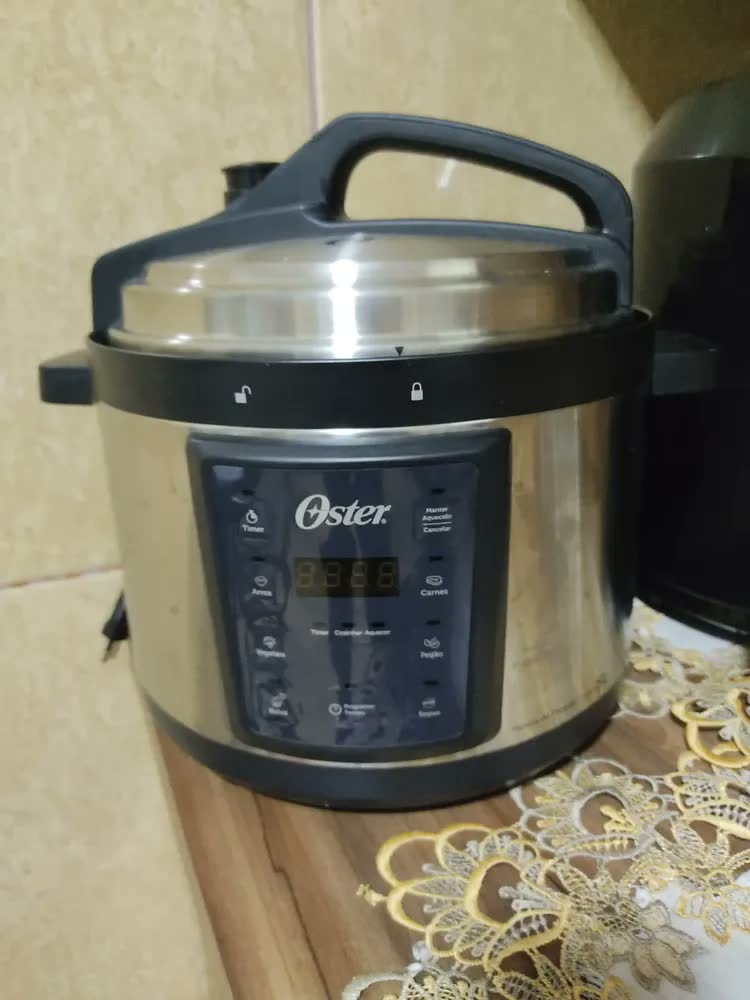 foto de Panela de Pressão Elétrica Digital 5L Oster OPAN920