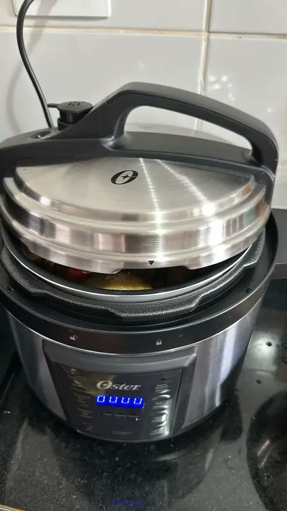 foto de Panela de Pressão Elétrica Digital 5L Oster OPAN920